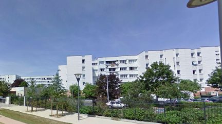 Une rue du quartier de la&nbsp;Rose-des-Vents, &agrave; Aulnay-sous-Bois (Seine-Saint-Denis), o&ugrave; une jeune fille a saut&eacute; du 4e &eacute;tage pour &eacute;chapper &agrave; un incendie, le 15 juin 2014. (GOOGLE STREET VIEW / FRANCETV INFO)