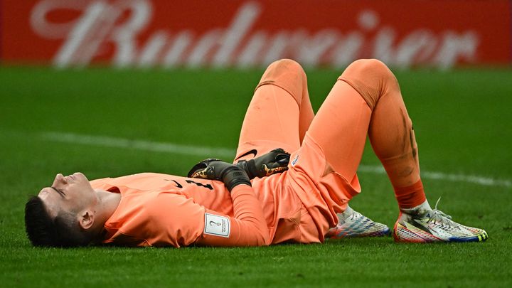 Le Croate Dominik Livakovic lors de la demi-finale de la Coupe du monde contre l'Argentine, au stade Lusail (Qatar), le 13 décembre 2022. (JEWEL SAMAD / AFP)