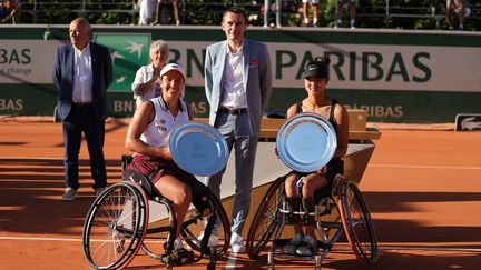 La Française Ksénia Chasteau (à gauche) a remporté le premier tournoi juniors de tennis fauteuil de Roland-Garros en battant l'Américaine Maylee Phelps. (LOIC WACZIAK / FFT)