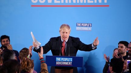 Le Premier ministre Boris Johnson célèbre sa victoire aux élections législatives, le 13 décembre 2019 à Londres (Royaume-Uni). (DANIEL LEAL-OLIVAS / AFP)