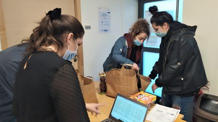 Distribution d'aide alimentaire en click and collect à l'université de Metz. Photo d'illustration. (NATACHA KADUR / RADIO FRANCE)