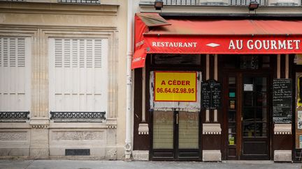 Une devanture d'un restaurant fermé à Paris, en juin 2020 (illustration). (THOMAS PADILLA / MAXPPP)