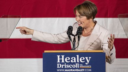 Maura Healey, la nouvelle gouverneure démocrate du Massachusetts, célèbre sa victoire à Boston (Etats-Unis), le 8 novembre 2022. (JOSEPH PREZIOSO / AFP)