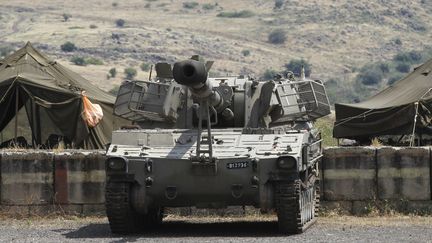 Une véhicule de l'armée israélienne,&nbsp; le 9 mai 2018, près de la frontière syrienne, sur le plateau du Golan, annexé par Israël. (JALAA MAREY / AFP)