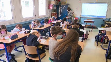 Covid-19 : des tests salivaires seront bientôt réalisés dans les écoles (France 3)