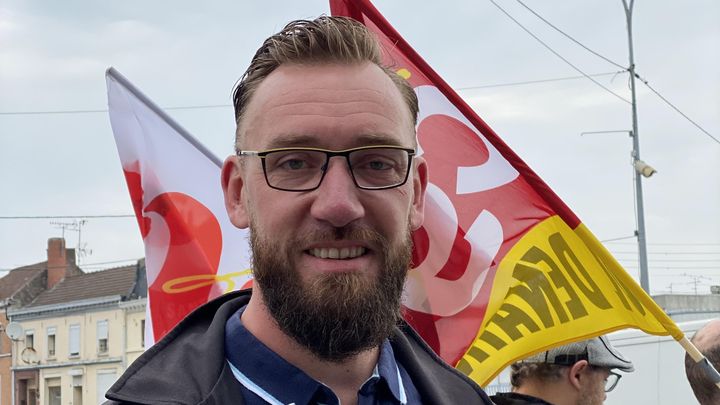 Mathieu Becart, technicien de maintenance, le 1er mai 2023 à Denain (Nord). (MARINE CARDOT / FRANCEINFO)