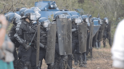 Les forces de l’ordre sont intervenues, dimanche 22 octobre, pour déloger des opposants au chantier de l’autoroute A69 alors qu’ils installaient une zone à défendre (ZAD). (franceinfo)