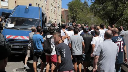 Des centaines de personnes ont défilé dans le quartier populaire de Lupino, à Bastia (Haute-Corse), le dimanche 14 août 2016, au lendemain de la rixe ayant eu lieu à Sisco. (PASCAL POCHARD-CASABIANCA / AFP)