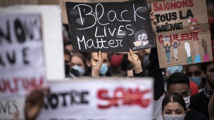 Des manifestants à Toulouse (Haute-Garonne), le 3 juin 2020, contre le racisme et les violences policières. (LIONEL BONAVENTURE / AFP)