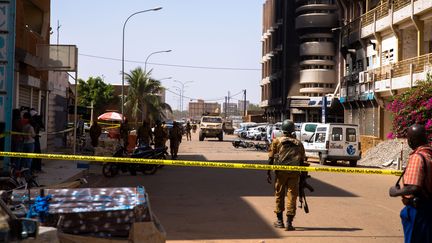 La police pénètre dans la zone de sécurité bouclée aux alentours de l'hôtel Splendid, à Ouagadougou (Burkina Faso), samedi 16 janvier 2016. (ARNE GILLIS / NURPHOTO / AFP)