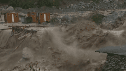 La tempête Aline a frappé les Alpes-Maritimes. L'alerte rouge a été levée dans la matinée du vendredi 20 octobre dans le département. Si aucune victime n'est à déplorer, il y a des dégâts matériels. (franceinfo)