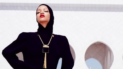 Capture d'&eacute;cran d'une photo de la chanteuse Rihanna post&eacute;e sur son compte Instagram. La chanteuse pose dans la cour de la grande mosqu&eacute;e d'Abou Dhabi (Emirats arabes unis), le 21 octobre 2013. (INSTAGRAM / FRANCETV INFO)