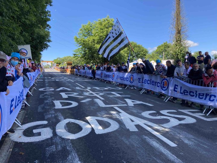 "Gaudu Roi d'la godasse", et&nbsp;chouchou du public dans Mûr-de-Bretagne lors du passage du Tour de France, le 27 juin 2021. (AH)