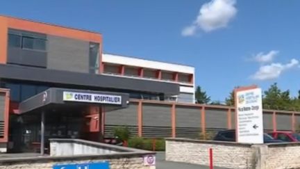 L'affaire dite du "chirurgien de Jonzac" pourrait être le dossier le plus important de pédophilie en France. Lors d'une conférence de presse, le procureur de Lorient (Morbihan) pourrait avoir agressé sexuellement plus de 345 personnes. (France 2)