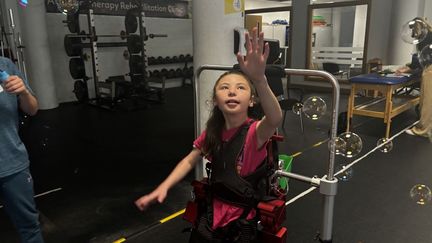 Lucy, atteinte d’une maladie génétique rare, teste un exosquelette pour enfants à Dublin. (CLEMENCE PENARD / RADIO FRANCE)