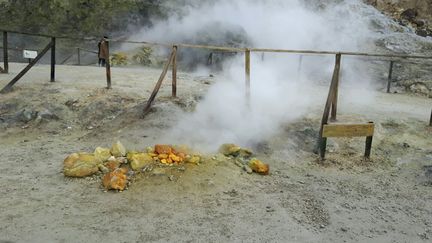 Roches incandescentes dans le cratère du "super volan" des Champs Phlégréens, près de Naples (Italie), en janvier 2017 (RADIO FRANCE / MATHILDE IMBERTY)