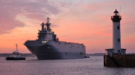 Le Vladivostok&nbsp;sort du port de Saint-Nazaire (Loire-Atlantique), le 13 septempbre 2014, avec 200 marins russes &agrave; son bord.&nbsp; (SEBASTIEN SALOM-GOMIS / SIPA)