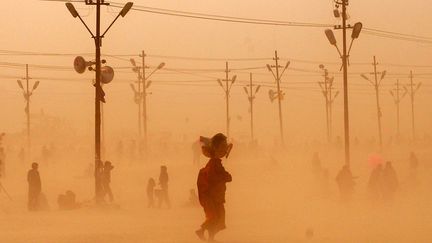 Temp&ecirc;te de sable sur les berges du Gange &agrave; Allahabad (Inde), le 5 f&eacute;vrier 2013. (SANJAY KANOJIA / AFP)