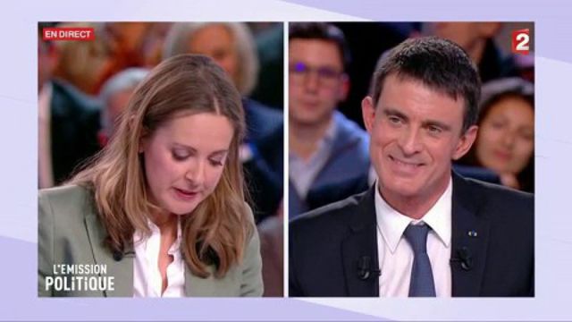 Charline Vanhoenacker offre une rose fanée à Manuel Valls