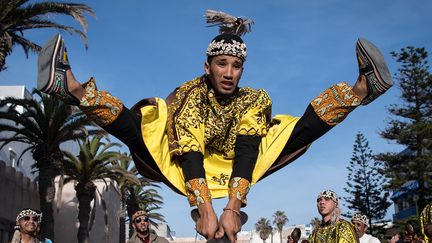 Vêtus de costumes colorés, les danseurs&nbsp; et musiciens effectuent des figures acrobatiques. Certains jouent du guembri, une sorte de luth tambour à trois cordes, composé d'un manche rond qui s'enfonce dans une caisse de résonance en peau de dromadaire, accompagnés par des castagnettes en acier appelées Qraqeb. (…) Ils pratiquent un rituel de possession thérapeutique sous forme d'une veillée de rythmes et de transe", précise Le Monde.&nbsp; &nbsp;&nbsp; (FADEL SENNA / AFP)