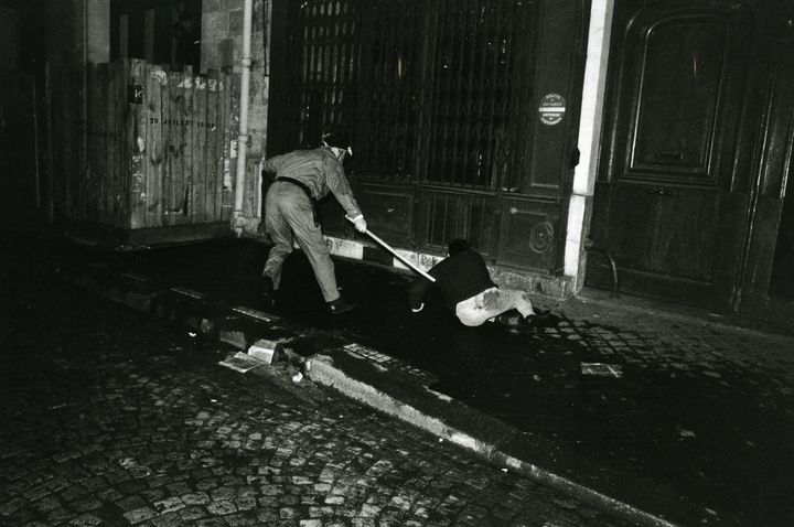 Dans la rue du Vieux Colombier, à Paris, le 6 mai 1968. (© GILLES CARON / FONDATION GILLES CARON)