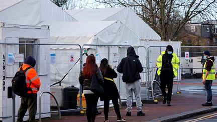 L'entrée d'un centre de dépistage du Covid-19 à Walthamstow, dans le Grand Londres (Royaume-Uni), le 15 décembre 2020. (TOLGA AKMEN / AFP)