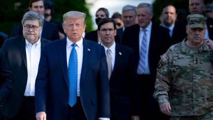 Donald Trump (au centre) et le chef d'état-major américain, le général Mark Milley (à droite), le 1er juin 2020 à Washington (Etats-Unis). (BRENDAN SMIALOWSKI / AFP)