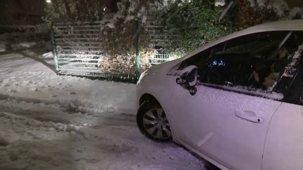 Faire chauffer sa voiture, rouler plus lentement… Dans les Yvelines, les habitants composent avec la neige, vendredi 22 novembre, pour aller travailler.