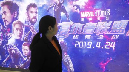 Une spectatrice devant une affiche de "Avengers Endgame" dans un cinéma à Shangai, en Chine, le 5 mai 2019. (WANG YADONG / IMAGINECHINA)