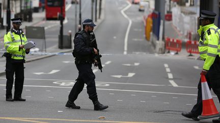 La police continue ses investigations, le 4 juin 2017, au lendemain de l'attentat qui a frappé Londres sur le London Bridge. (DANIEL LEAL-OLIVAS / AFP)