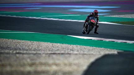 Fabio Quartararo (Yamaha) lors des essais du Grand Prix du Qatar, le 4 mars 2022 sur le circuit de Losail (GIGI SOLDANO / STUDIO MILAGRO / DPPI via AFP)