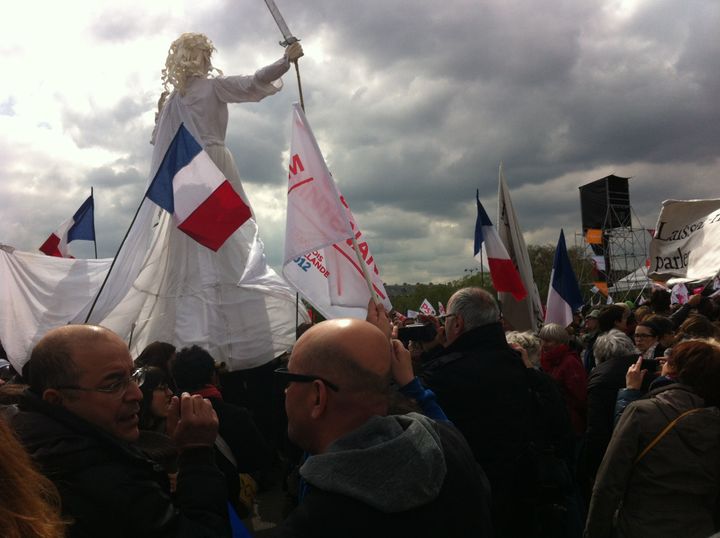 La "liberté" d'Ariane Mnouchkine au milieu de la foule au meeting de Vincennes (PM)