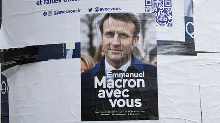 Une affiche de campagne du président sortant Emmanuel Macron, le 7 mars 2022, à Sceaux (Hauts-de-Seine). (MAGALI COHEN / HANS LUCAS / AFP)