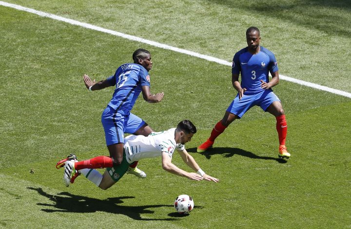 Paul Pogba commet une faute sur Shane Long, dès le début du huitième de finale contre l'Irlande, dimanche 26 juin 2016 à Lyon (Rhône). (MAX ROSSI / REUTERS)