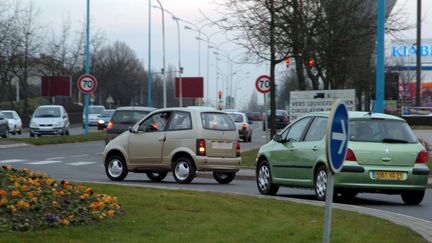 Une voiture sans permis circule à Evreux (Eure), le 15 février 2005. (SYLVAIN FILLASTRE / MAXPPP)