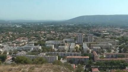 Les habitants de la cité du docteur Ayme, à Cavaillon (Vaucluse), sont otages de la violence. Une nouvelle fusillade a eu lieu dans la matinée du mardi 21 septembre. Les enfants d'une école primaire ont dû être confinés. (FRANCE 3)