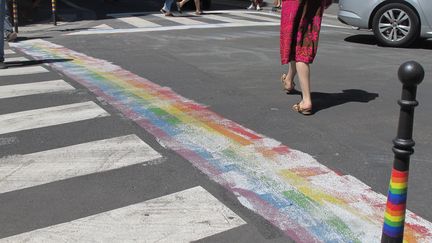 Les passages piétons arc-en-ciel dégradés et partiellement recouverts de peinture blanche le 26 juin 2018 à Paris. (RONJA BAUER / DPA / AFP)