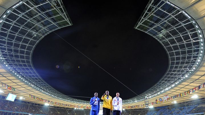 Usain Bolt au sommet du podium après son titre de champion du monde du 200m aux Mondiaux d'athlétisme de Berlin le 21 août 2009. (JOHN MACDOUGALL / AFP)