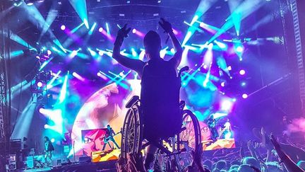 Morgane slamme sur son fauteuil roulant, portée par la foule, pendant le Hellfest, à Clisson (Loire-Atlantique), le 17 juin 2017. (CARO PACAUD)