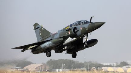 Un&nbsp;Mirage 2000 de l'armée de l'air française décolle d'une base à N'Djamena le 22&nbsp;décembre 2018 (LUDOVIC MARIN / AFP)