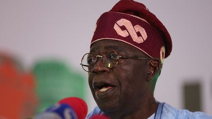 Bola Tinubu s'adresse à ses partisans après l'annonce de sa victoire au premier tour de l'élection présidentielle au Nigeria, le 1er mars 2023, à Abuja. (KOLA SULAIMON / AFP)