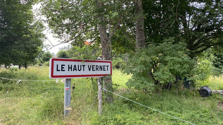 Le hameau du Haut-Vernet (Alpes-de-Haute-Provence), ici le 18 juillet 2023, est bouclé à la circulation par arrêté municipal jusqu'au 31 juillet. (ELOISE BARTOLI / FRANCEINFO)