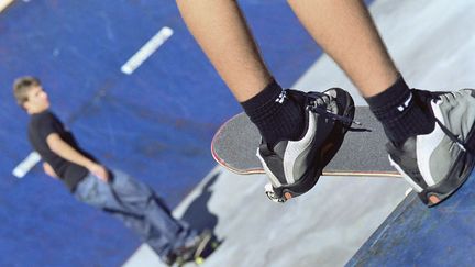 Des jeunes skateurs sur une rampe de skatepark (illustration). (TÉO LANNIÉ / MAXPPP)