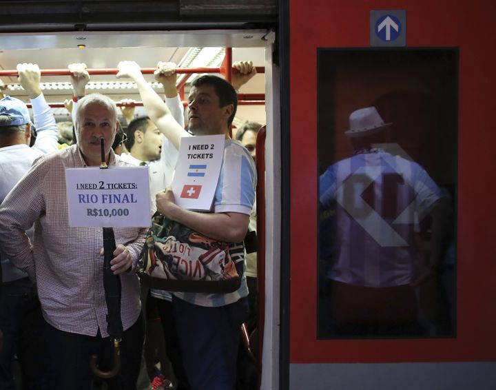 &nbsp; (Dans le métro, des supporters de l'Argentine cherchent des places pour voir la finale © Reuters)