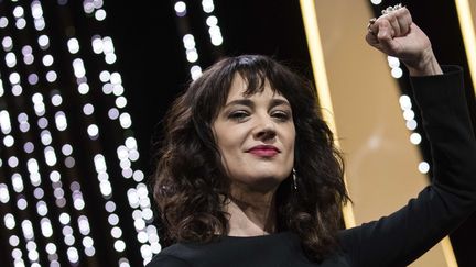 Asia Argento, le point levé lors de la cérémonie clôture du festival de Cannes (19 mai 2018)
 (Vianney Le Caer / AP / Sipa)