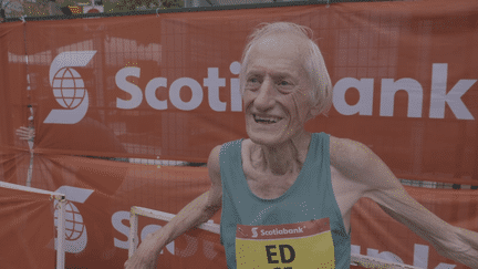 Ed Whitlock répond aux question du "Canadian Running Magazine" après avoir battu le record du monde du marathon dans sa catégorie d'âge, dimanche 16 octobre à Toronto (Canada). (Canadian Running Magazine / YouTube)