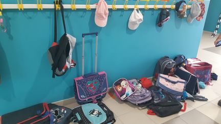 Des cartables dans un couloir d'une école primaire à Lirac (Lozère), juin 2021 (SYLVIE DUCHESNE / FRANCE BLEU GARD LOZÈRE / RADIO FRANCE)