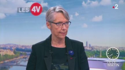 Sur le plateau des "4 Vérités", jeudi 8 novembre, la ministre des Transports tente d'éteindre la polémique provoquée par Emmanuel Macron, qui a assuré que Philippe Pétain avait été "un grand soldat". (FRANCE 2)