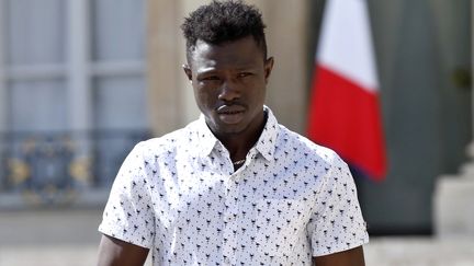 Mamoudou Gassama, saveur d'un petit garçon de quatre ans suspendu dans le vide au 4e étage d'un immeuble à Paris, reçu le lundi 28 mai à l'Elysée (Paris). (THIBAULT CAMUS / POOL)