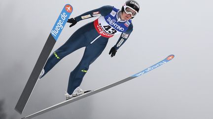 Coline Mattel, en plein saut, aux championnats du monde de ski nordique, le 21 f&eacute;vrier 2013, &agrave; Predazzo (Italie). (PIERRE TEYSSOT / AFP)